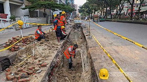 Paltan–Ramna traffic grinds to halt over road digging