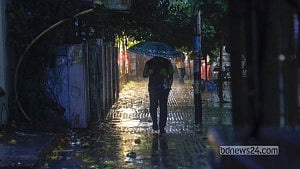 রাতে ঢাকায় হালকা বৃষ্টি, ভ্যাপসা গরমের অস্বস্তি কাটেনি