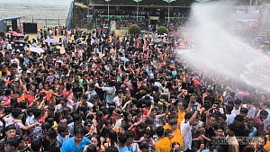 ‘মৈত্রী পানি বর্ষণে’ নতুন বছর বরণ