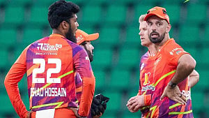 রিশাদের এক ওভারে ৪ ছক্কা, তিন ওভারে ৪৬ রান