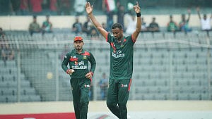 টসের ঠিক আগে ডাক পেয়ে মাঠে নামার গল্প শোনালেন শরিফুল