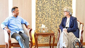 প্রধানমন্ত্রীর সঙ্গে টেলিনর গ্রুপের প্রেসিডেন্টের সাক্ষাৎ