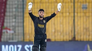 শূন্য রানে বেঁচে গিয়ে ১০ ছক্কায় উসমানের বিধ্বংসী সেঞ্চুরি