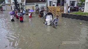 বৃষ্টিতে ডোবার পর চট্টগ্রামে কাটা হচ্ছে দুই খালের বাঁধ