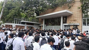 শিক্ষক ‘হেনস্তার’ অভিযোগে বিচারপতির বিরুদ্ধে বিক্ষোভ, স্মারকলিপি
