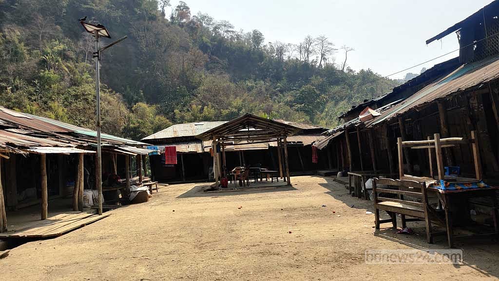 মাতামুহুরী নদীর কোল ঘেঁষে পাহাড়ের পাদদেশে পোয়ামুহুরী বাজার। সীমান্তবর্তী বাসিন্দাদের একমাত্র ভরসা এই বাজার।