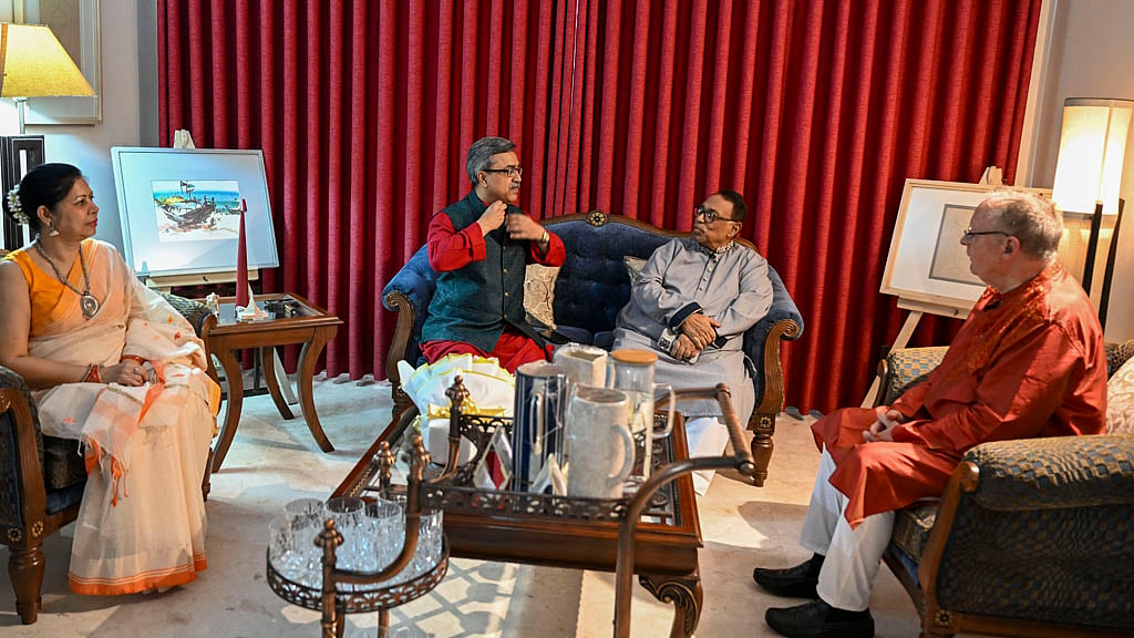 বিডিনিউজ টোয়েন্টিফোর ডটকমের বর্ষবরণ অনুষ্ঠানে সস্ত্রীক ঢাকা স্টক এক্সচেঞ্জের পরিচালক মিনহাজ মান্নান ইমন, এফবিসিসিআইর সাবেক সভাপতি ও মীর গ্রুপের ব্যবস্থাপনা পরিচালক মীর নাসির হোসেন এবং মুক্তিযুদ্ধে বাংলাদেশের বন্ধু জুলিয়ান ফ্রান্সিস। 