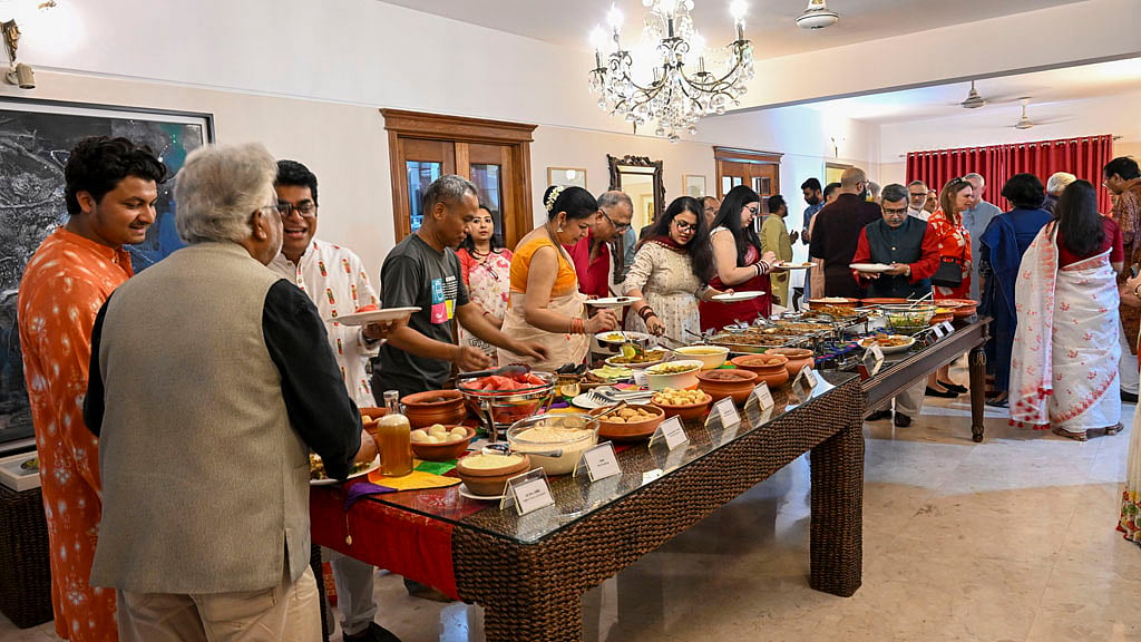 বিডিনিউজ টোয়েন্টিফোর ডটকমের বর্ষবরণ অনুষ্ঠানে আড্ডা-গল্পের ফাঁকে ঐতিহ্যবাহী বৈশাখী খাবার আর মুখরোচক নানা পদের স্বাদ নেন অতিথিরা। 