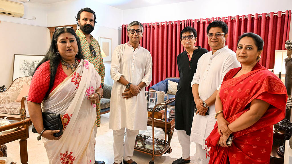 বিডিনিউজ টোয়েন্টিফোর ডটকমের বর্ষবরণ অনুষ্ঠানে অভিনয়শিল্পী নিমা রহমান, তার ছেলে আরিক আনাম খান, অভিনয়শিল্পী রওনক হাসান, চলচ্চিত্র নির্মাতা এনামুল করিম নির্ঝর, অভিনয়শিল্পী আহসান হাবীব নাসিম ও অপি করিম। 
