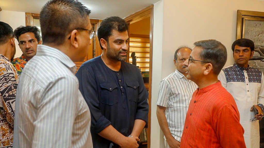 বিডিনিউজ টোয়েন্টিফোর ডটকমের বর্ষবরণ অনুষ্ঠানে ঢাকায় ভারতের হাই কমিশনার প্রণয় ভার্মার সঙ্গে আলাপচারিতায় বাংলাদেশ ক্রিকেট বোর্ডের (বিসিবি) সভাপতি, ক্রিকেটার তামিম ইকবাল।