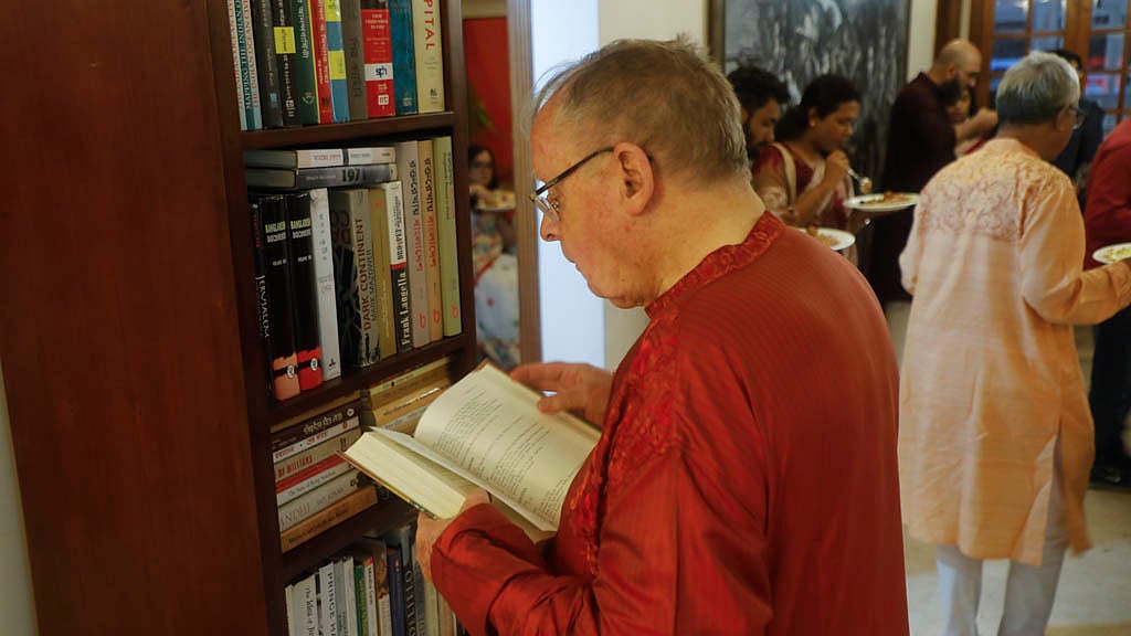 বিডিনিউজ টোয়েন্টিফোর ডটকমের বর্ষবরণ অনুষ্ঠানে আনন্দ আড্ডার ফাঁকে সেলফে রাখা বইয়ে চোখ বুলিয়ে নিচ্ছেন মুক্তিযুদ্ধে বাংলাদেশের বন্ধু জুলিয়ান ফ্রান্সিস। 