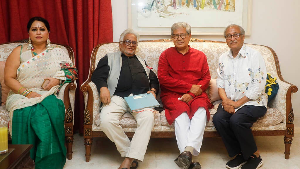 বিডিনিউজ টোয়েন্টিফোর ডটকমের বর্ষবরণ অনুষ্ঠানে আন্তর্জাতিক খ্যাতনামা চিত্রশিল্পী মনিরুল ইসলাম  ও একুশে পদকপ্রাপ্ত আলোকচিত্রী নাসির আলী মামুনের সঙ্গে অভিনয়শিল্পী দম্পতি পীযূষ বন্দ্যোপাধ্যায় ও জয়শ্রী কর জয়া। 
