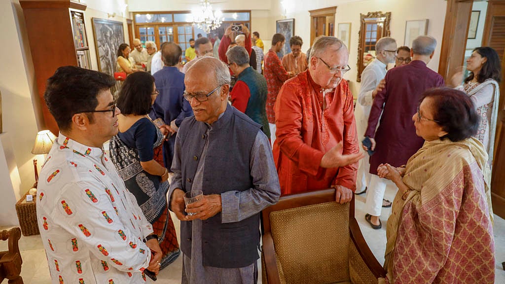 বিডিনিউজ টোয়েন্টিফোর ডটকমের বর্ষবরণ অনুষ্ঠানে মুক্তিযুদ্ধ জাদুঘরের ট্রাস্টি মফিদুল হক ও বিশ্বরঙ-এর স্বত্বাধিকারী ও ফ্যাশন ডিজাইনার বিপ্লব সাহা এবং মুক্তিযুদ্ধে বাংলাদেশের বন্ধু জুলিয়ান ফ্রান্সিস ও কথাসাহিত্যিক আনোয়ারা সৈয়দ হক। 
