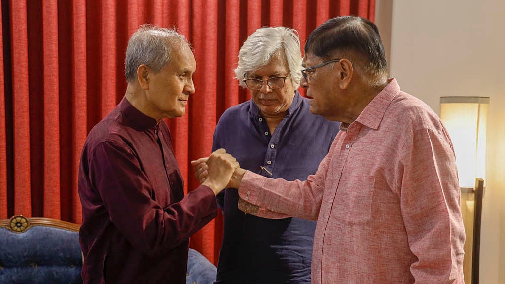 বিডিনিউজ টোয়েন্টিফোর ডটকমের বর্ষবরণ অনুষ্ঠানে এসে হাত মেলাচ্ছেন স্পেন, থাইল্যান্ড ও কম্বোডিয়ায় বাংলাদেশের সাবেক রাষ্ট্রদূত শাহেদ আখতার ও সাবেক মুখ্য সচিব আবদুল করিম। পেছনে বাংলাদেশ চেম্বার অব ইন্ডাস্ট্রিজের (বিসিআই) সভাপতি আনোয়ার-উল আলম চৌধুরী (পারভেজ)। 