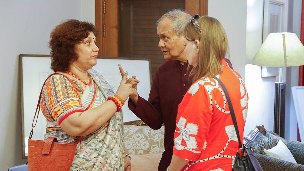 বিডিনিউজ টোয়েন্টিফোর ডটকমের বর্ষবরণ অনুষ্ঠানে এসে আড্ডার এক মুহূর্তে ঢাকায় ভারতীয় হাই কমিশনার প্রণয় ভার্মার স্ত্রী মানু ভার্মার সঙ্গে সাবেক মুখ্য সচিব আবদুল করিম।