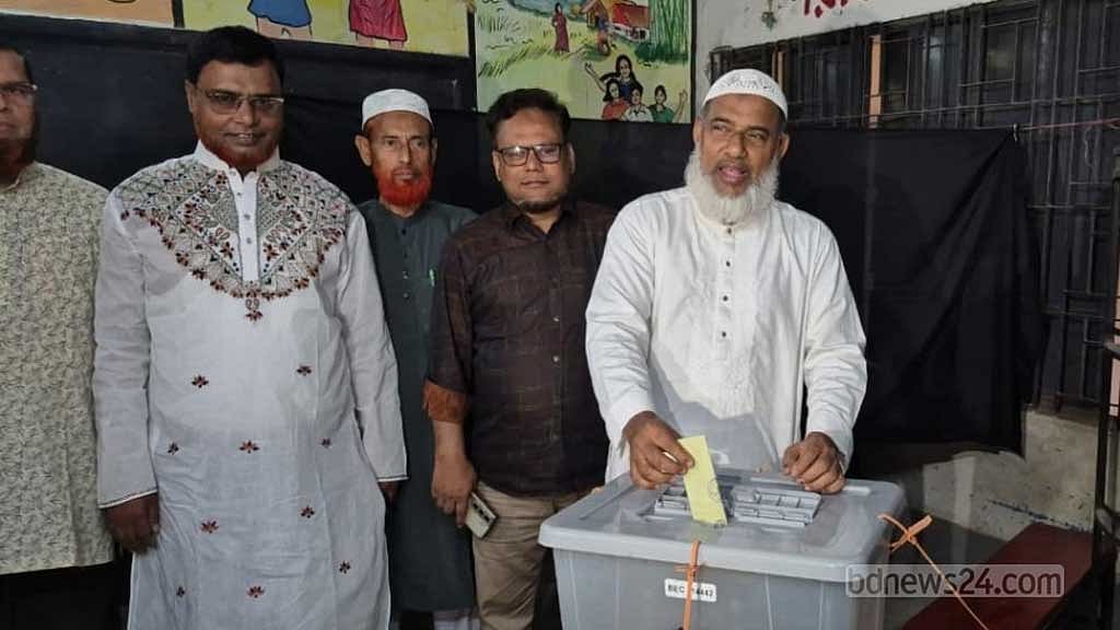 শহরের সেউজগাড়ি সরকারি প্রাথমিক বিদ্যালয় কেন্দ্রে ভোট দেন জামায়াতে ইসলামীর প্রার্থী আবিদুর রহমান সোহেল।
