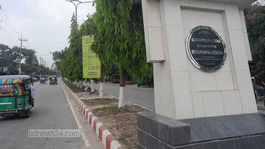 বগুড়ার বনানী এলাকা থেকে জিরো পয়েন্ট সাতমাথা পর্যন্ত সড়কে বিভাজক এবং গাছে রং লাগানো হয়েছে।