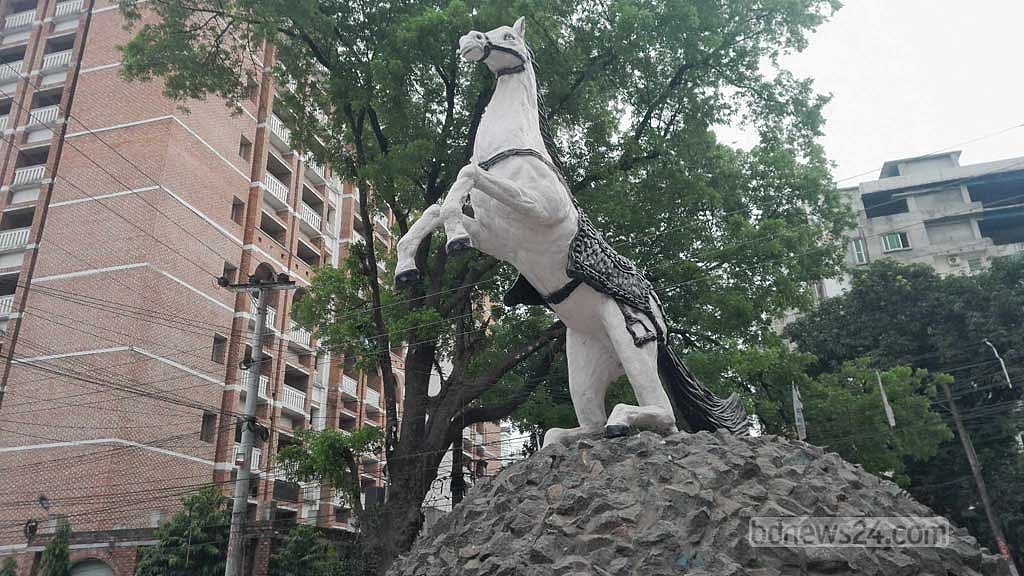 জজকোর্টের তিন রাস্তা মোড়ে ট্রাফিক আইল্যান্ডের ঘোড়াকেও দেওয়া হয়েছে নুতন রুপ। 