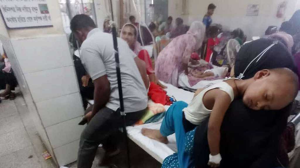 রোগী বেড়ে যাওয়ায় চট্টগ্রাম মেডিকেল কলেজ হাসপাতালের শিশু স্বাস্থ্য বিভাগের ‘হাম কর্নার’ বৃহস্পতিবার মেডিসিন বিভাগের অধীনে ১ নম্বর ওয়ার্ডে সরিয়ে নেওয়া হয়।