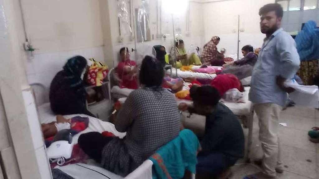 রোগী বেড়ে যাওয়ায় চট্টগ্রাম মেডিকেল কলেজ হাসপাতালের শিশু স্বাস্থ্য বিভাগের ‘হাম কর্নার’ বৃহস্পতিবার মেডিসিন বিভাগের অধীনে ১ নম্বর ওয়ার্ডে সরিয়ে নেওয়া হয়।