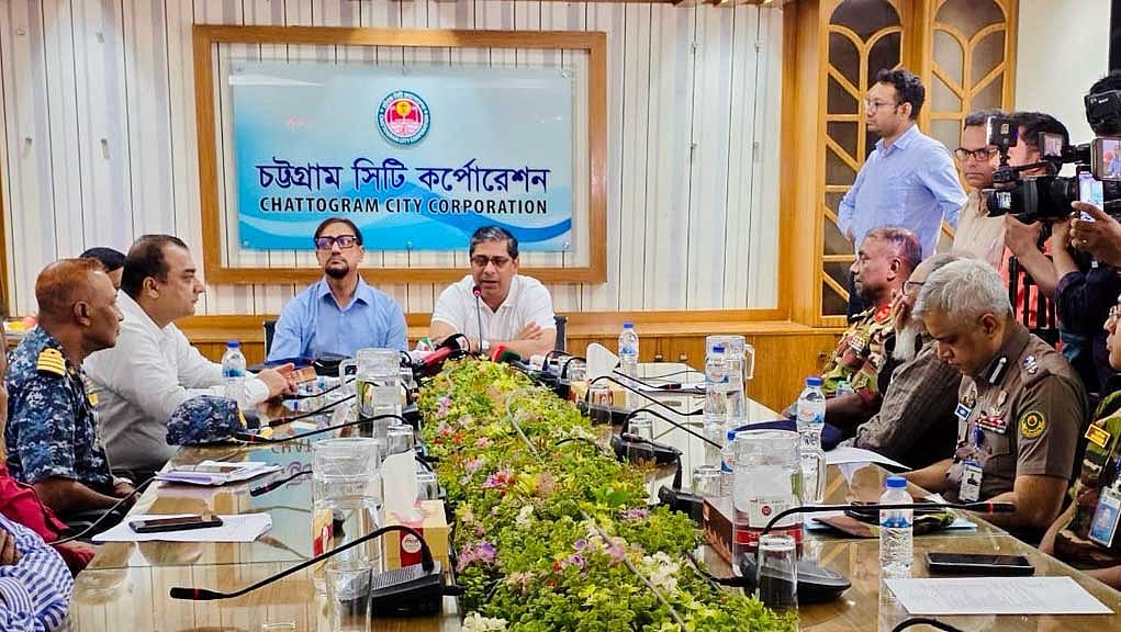 চট্টগ্রাম সিটি করপোরেশন দপ্তরে সেবা সংস্থাগুলোর কর্মকর্তাদের নিয়ে বৈঠক করেন স্থানীয় সরকার প্রতিমন্ত্রী মীর শাহে আলম। ছবি: পিআইডি