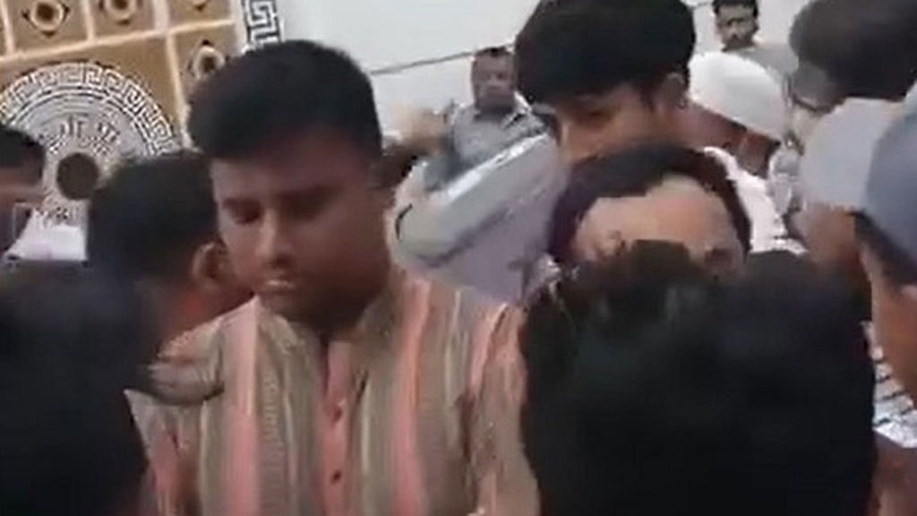 এনসিপির দক্ষিণাঞ্চলের মুখ্য সংগঠক ও সংসদ সদস্য হাসনাত আব্দুল্লাহ গত মঙ্গলবার নগরীর কাট্টলীতে মনজুর আলমের বাড়িতে গিয়ে দেখা করে আসেন। 