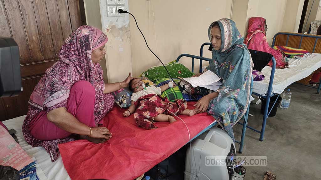 হামের উপসর্গ নিয়ে হাসপাতালে চিকিৎসা নিচ্ছে শিশুটি।