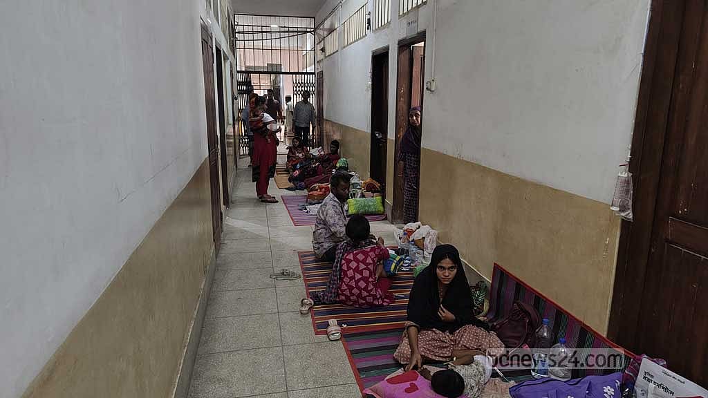 কুমিল্লা মেডিকেল কলেজ হাসপাতালের বারান্দায় ঠাঁই নিতে হচ্ছে হামে সংক্রমিত শিশু রোগীদের।