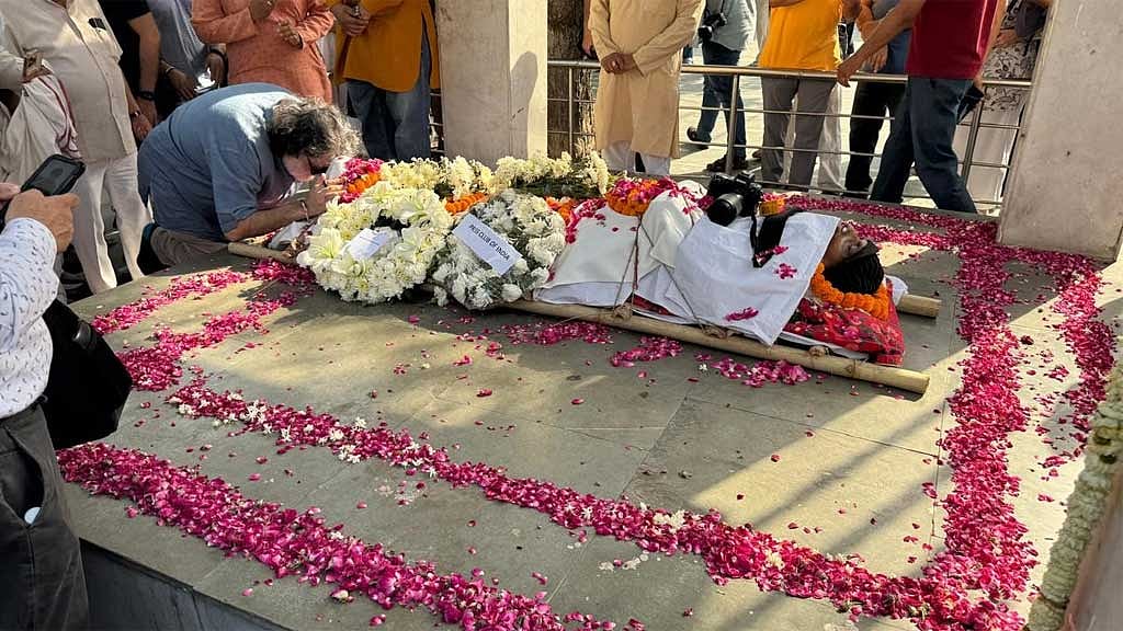 যশোর রোডের সেই দীর্ঘ মিছিল আর শরণার্থীদের কান্নার সাক্ষী রঘু রাইয়ের শেষকৃত্য হয় রোববার দিল্লির লোধি রোড শ্মশানে। ছবি: নাইমুজ্জামান প্রিন্স