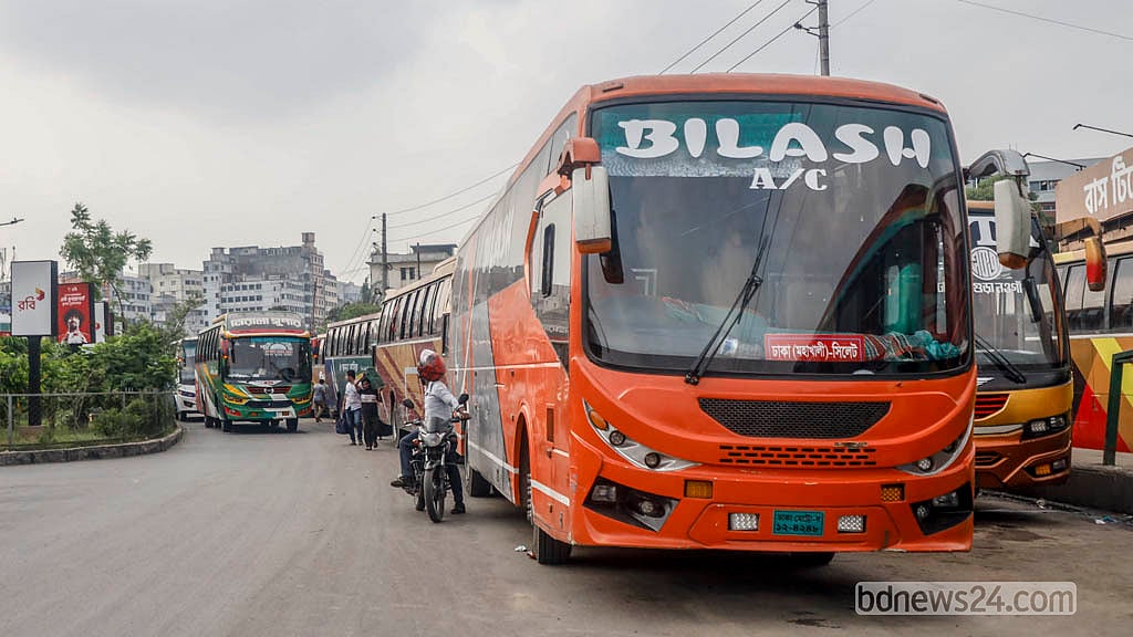 মহাখালী বাস টার্মিনালের সামনে তিন লেইন সড়কের দুই লেইন দখল করে রেখেছে বাস। এক লেইন দিয়ে যানবাহন চলাচলে তৈরি হচ্ছে যানজট।