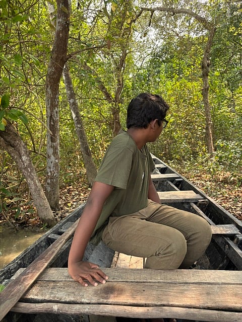 এক সময় ট্রলার ডানে বাঁক নিয়ে ঢুকলো ঢ্যাংমারি নদীতে। আস্তে আস্ত সুন্দরবনের আসল রূপ ফুটে উঠতে থাকলো। 