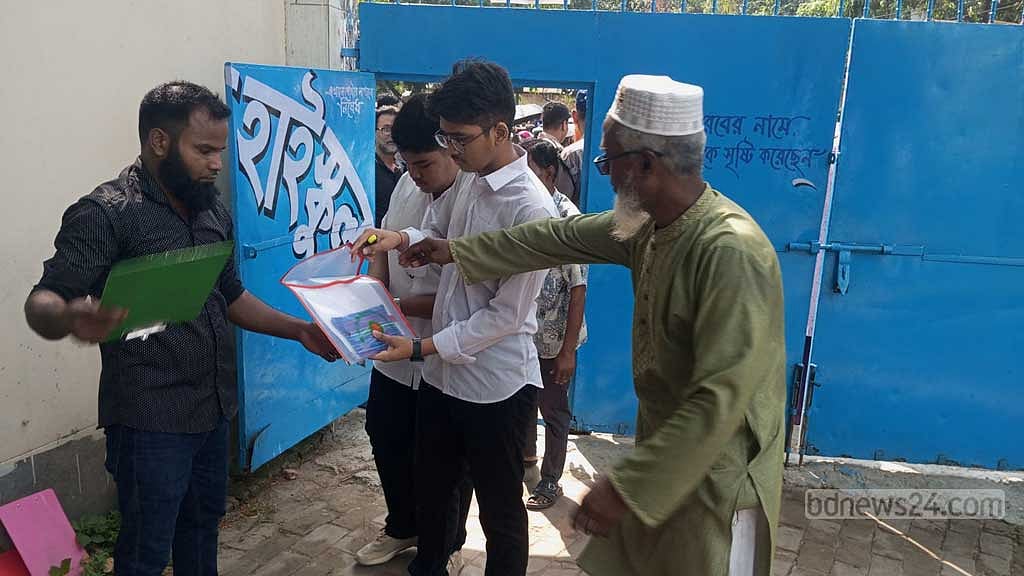 মতিঝিল টিঅ্যান্ডটি উচ্চ বিদ্যালয় কেন্দ্রে পরীক্ষার্থীরা প্রবেশ করছে