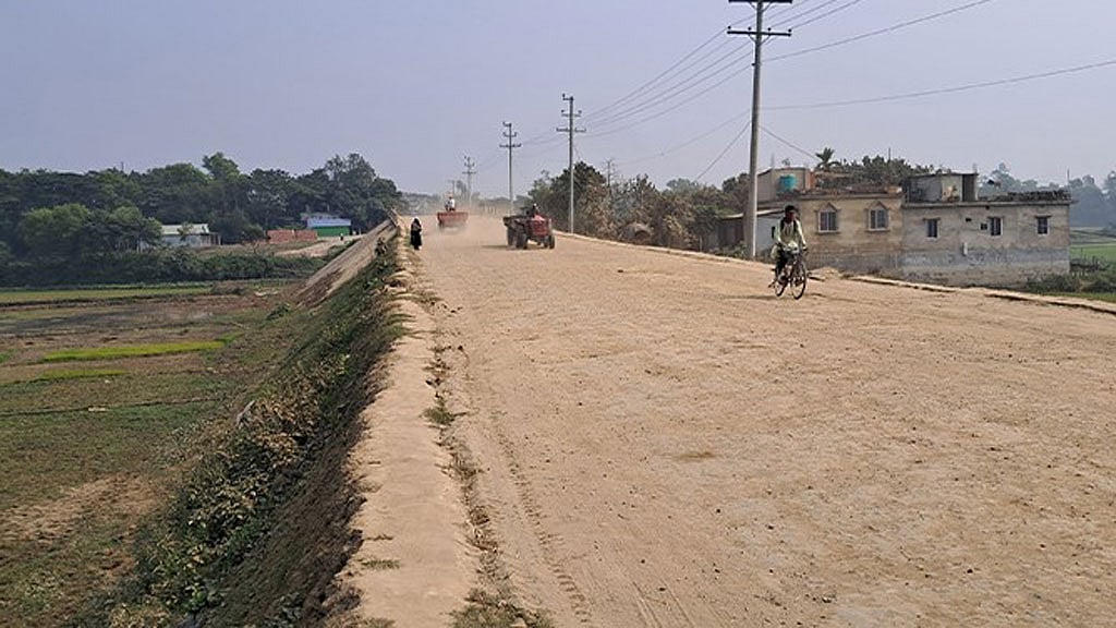 নবীনগর-শিবপুর-রাধিকা সড়ক নির্মাণ চলার সময়কার ছবি।