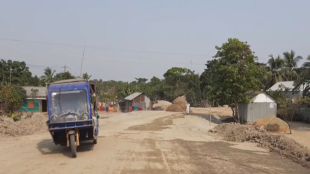নবীনগর-শিবপুর-রাধিকা সড়ক নির্মাণ চলার সময়কার ছবি। ভিডিও থেকে নেওয়া।
