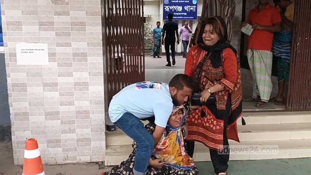 রূপগঞ্জ থানার সামনে শুভর স্বজনের আহাজারি। 