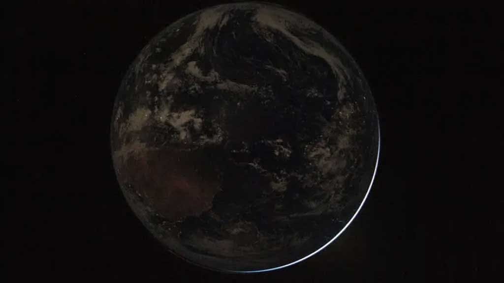 প্রায়ান্ধকার পৃথিবী; তারমধ্যে মানবসৃষ্ট বৈদ্যুতিক আলো যেন টিমটিম করে জ্বলছে। ছবি: নাসা/বিবিসি 