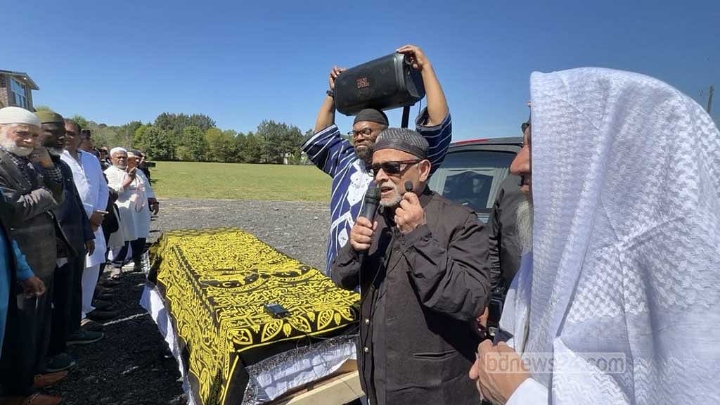 জানাযার প্রাক্কালে সকলের দোয়া চান সাকিব আলীর বাবা ডা. মোহাম্মদ আলী মানিক। ছবি-বিডি নিউজ টোয়েন্টিফোর ডটকম।