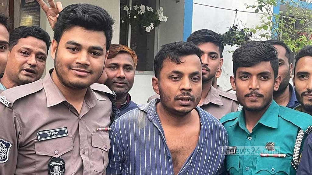  ছিনতাইয়ে জড়িত থাকার অভিযোগে আটক এক ব্যক্তি। 