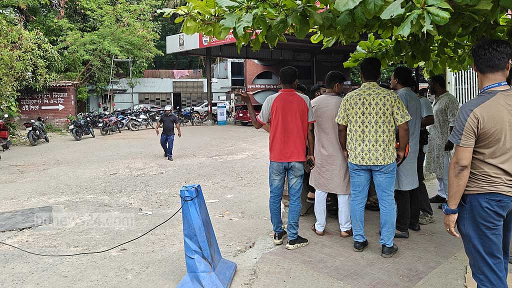সারারাত লাইনে দাঁড়িয়ে তালুকদার ফিলিং স্টেশনে ঢুকে শুনলেন তেল শেষ, জুমার পর আসতে হবে। সেজন্য মোটরসাইকেল রেখে গাছের নিজে চালকদের জটলা।