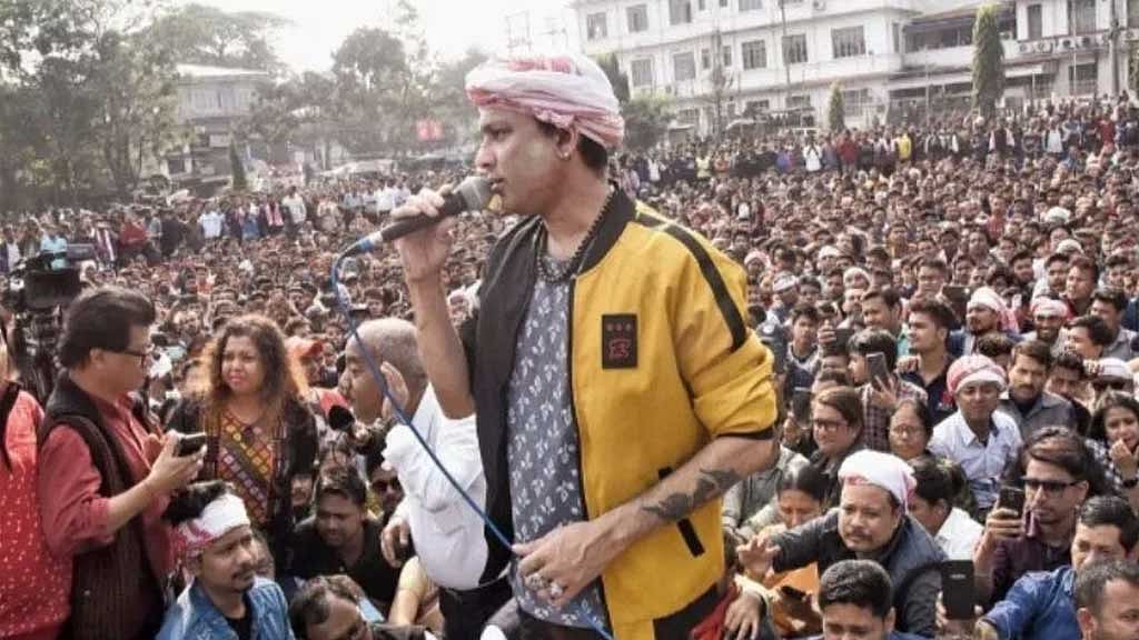 আসামের লতাশিল মাঠে ভারতের বহুল বিতর্কিত নাগরিকত্ব সংশোধনী আইনবিরোধী সমাবেশে গান গাইছেন জুবিন গার্গ।