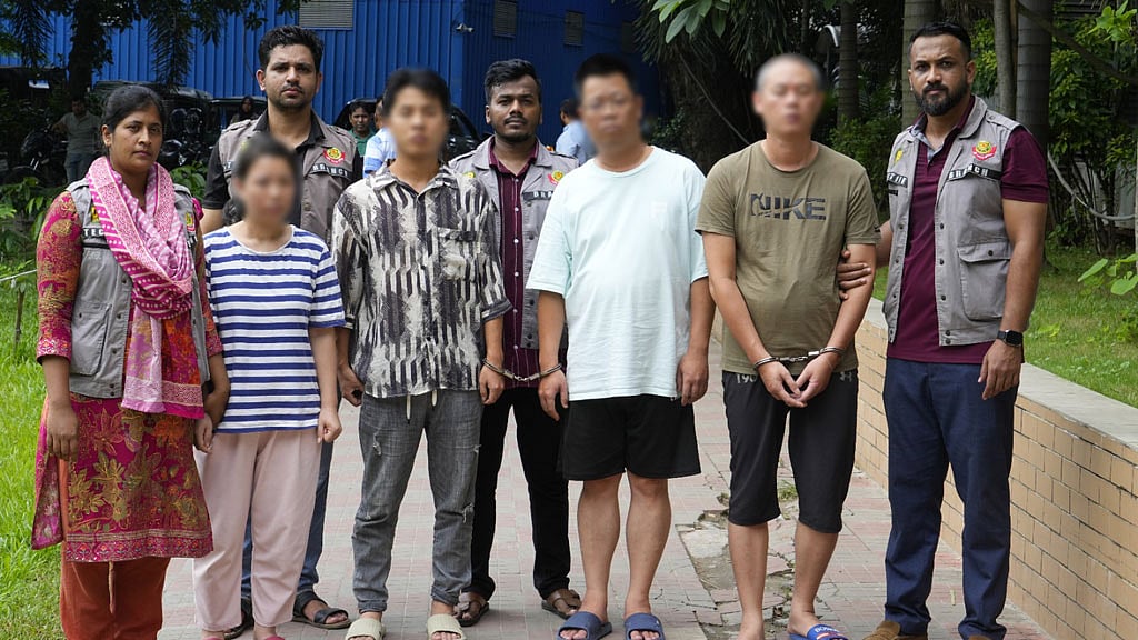 ডিবি পুলিশের হাতে গ্রেপ্তার চারজন।