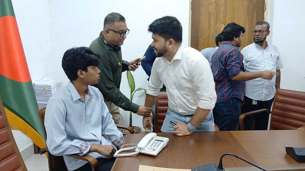 আন্তর্জাতিক অপরাধ ট্রাইব্যুনালে আসেন সাগর-রুনি দম্পতির ছেলে মাহির সরওয়ার মেঘ। সঙ্গে ছিলেন তার মামা নওশের আলম রোমান।