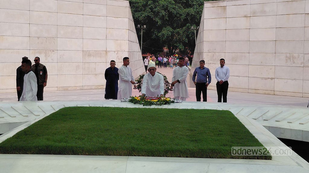 fakhrul-pays-respects-at-graves-of-zia-khaleda-before-oath