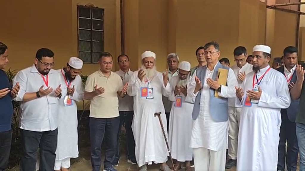হেফাজতের প্রতিষ্ঠাতা আহমদ শফীর কবর জিয়ারত প্রধানমন্ত্রীর