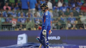 ইমরুল কায়েসের স্মৃতি ফিরিয়ে আভিশেকের টানা দুই শূন্য