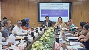 Minister orders action on mosquitoes, trolley crisis at airports