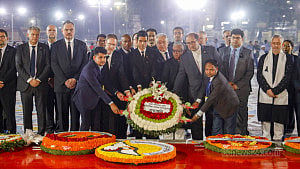 Midnight tributes mark first hours of Ekushey