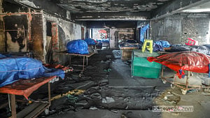 আওয়ামী লীগ কার্যালয় এখন ‘হকারদের গ্যারেজ’