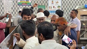 বঙ্গোপসাগরে ‘জলদস্যুদের’ হামলা, ২ জেলে গুলিবিদ্ধ