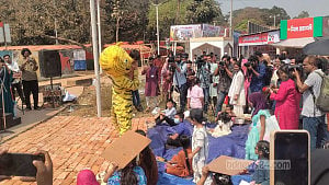 ছবি এঁকে, পাপেট শো দেখে বইমেলায় সকাল কাটাল ছোটরা